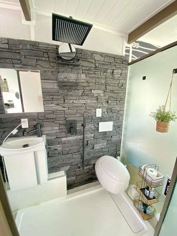 Casa Azul houseboat Key West &ndash; stone-wall bathroom